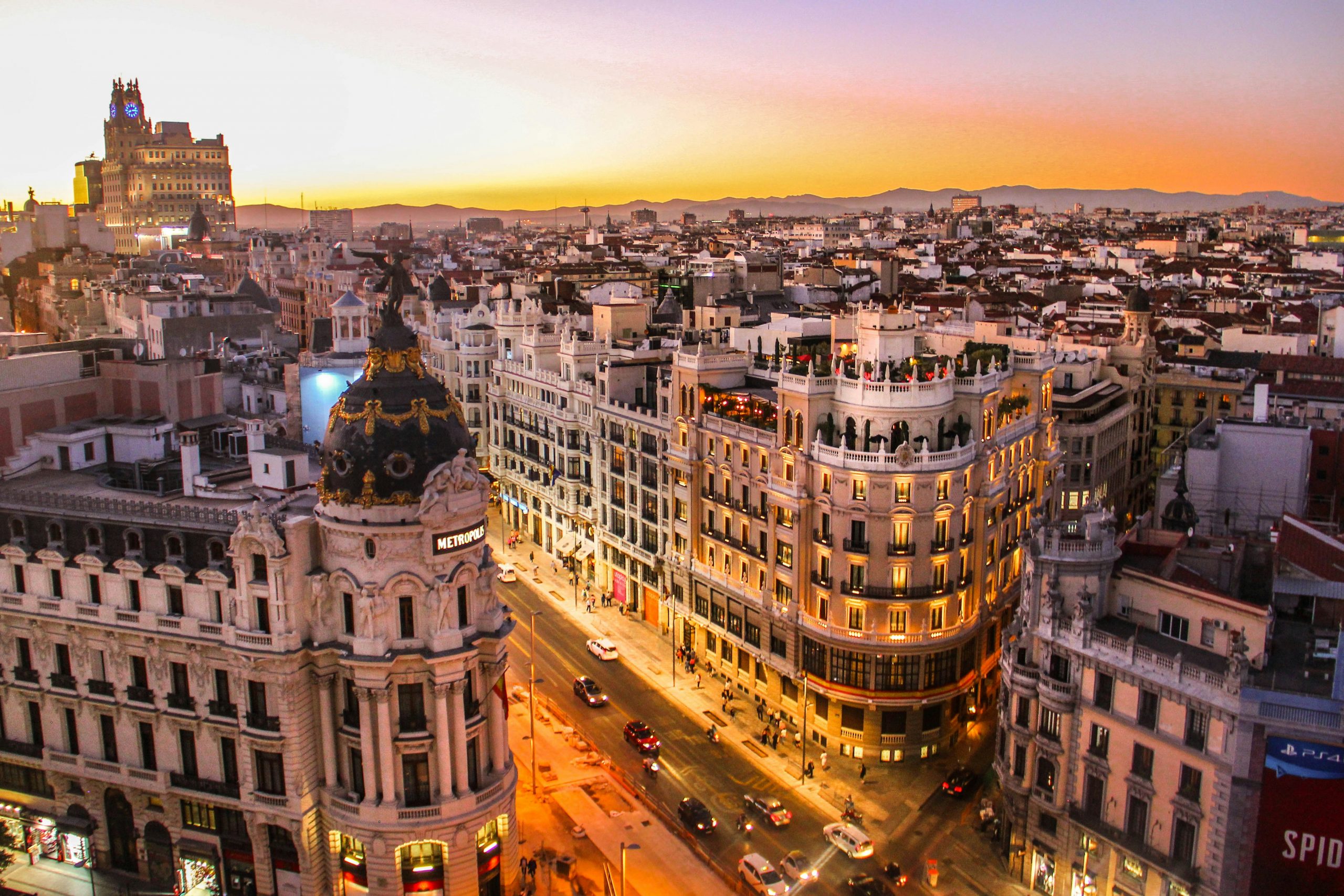 Vista elevada de la ciudad de Madrid al atardecer