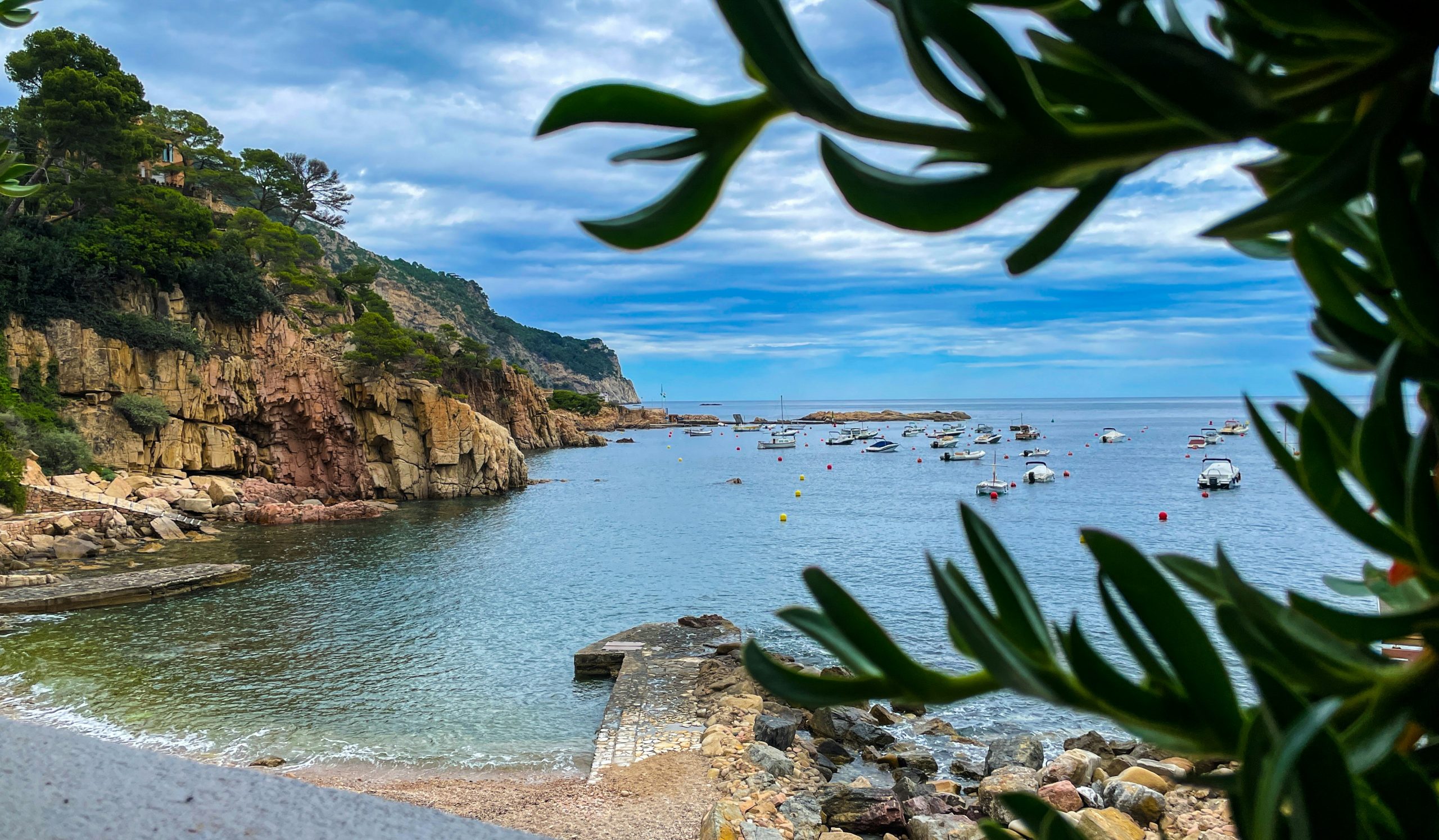 Calas costeras escénicas con barcos y acantilados